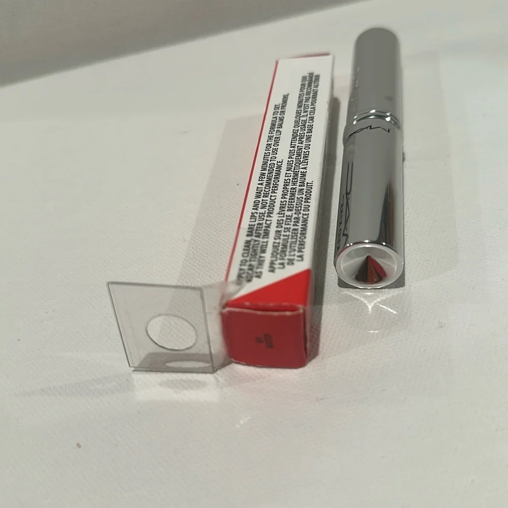 MAC LOCKED KISS GUSTY RED (81) 24 HR LIPSTICK. FULL SIZE